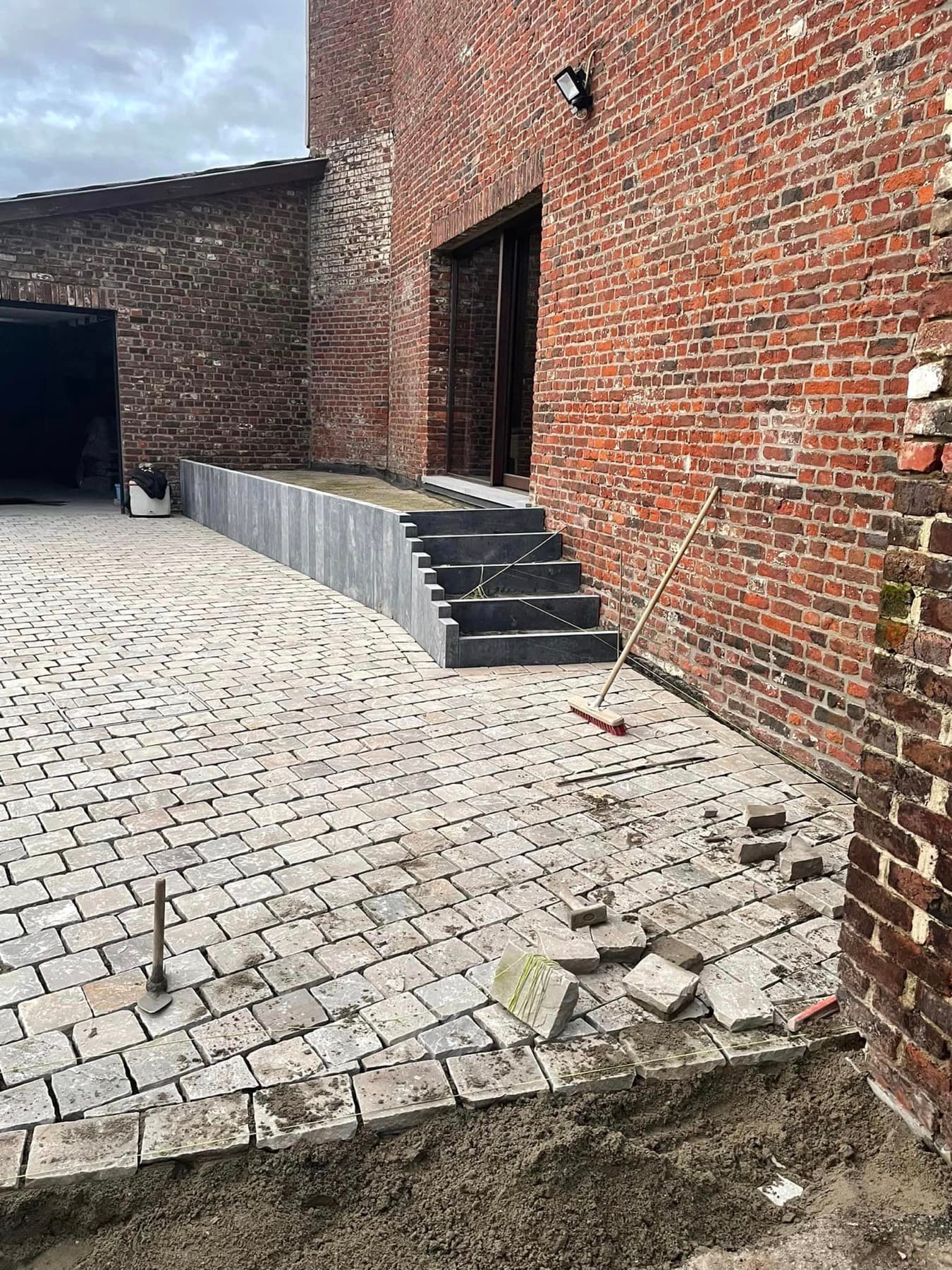 Cour en anciens pavés et escalier en pierre bleue