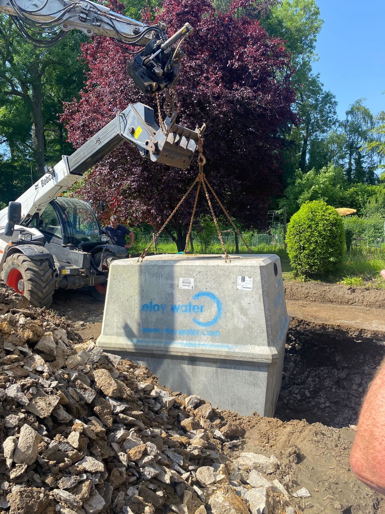 Pose d’une citerne en béton