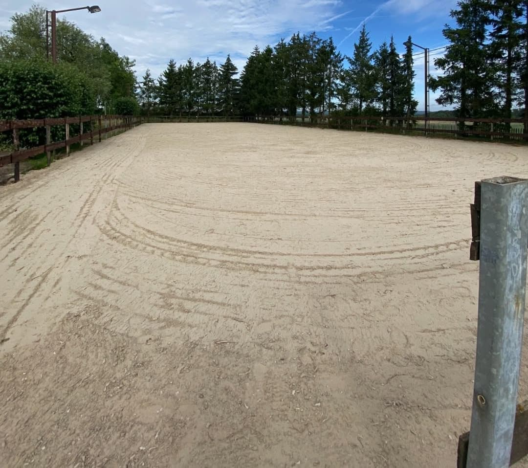Une piste équestre, du sable remué au sol de travail, après les travaux