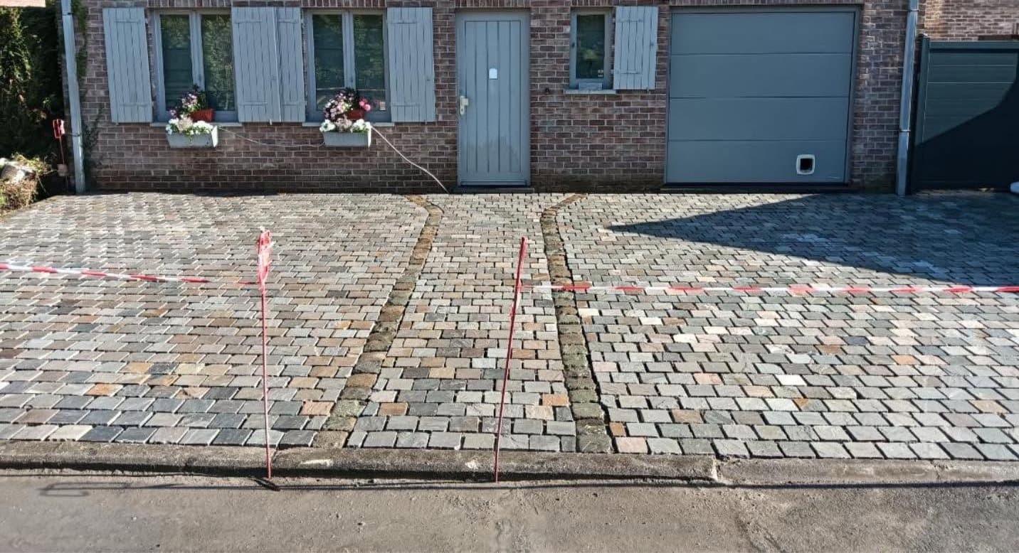 Un devant de maison repavé en Kandla mixte, après les travaux