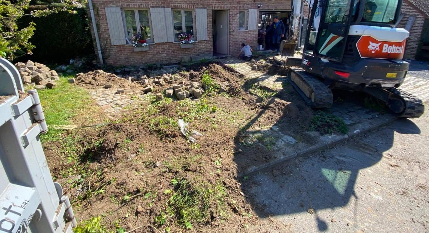 Un devant de maison repavé en Kandla mixte, avant les travaux