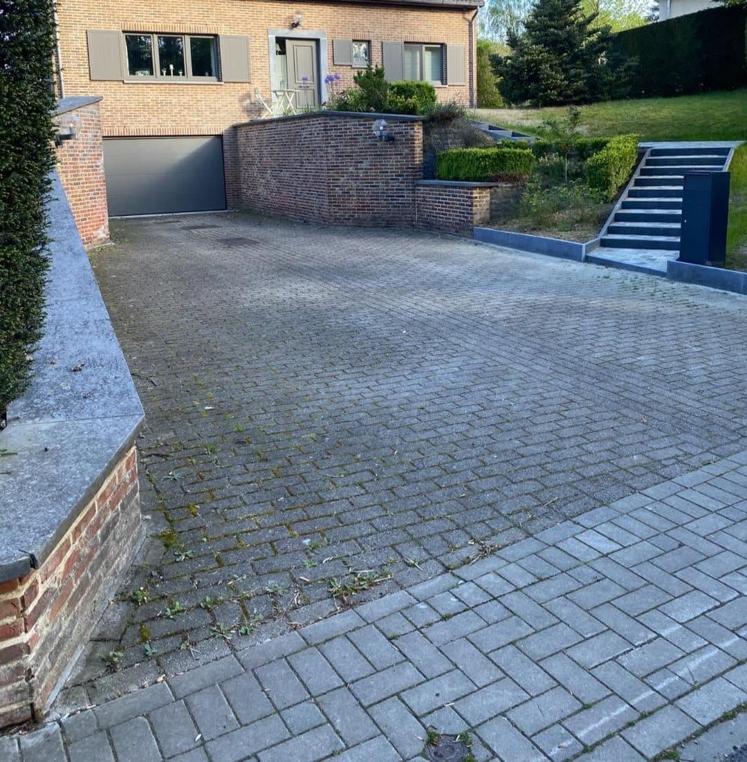Une allée mangée par la mousse, repavée en anciens pavés, avant les travaux